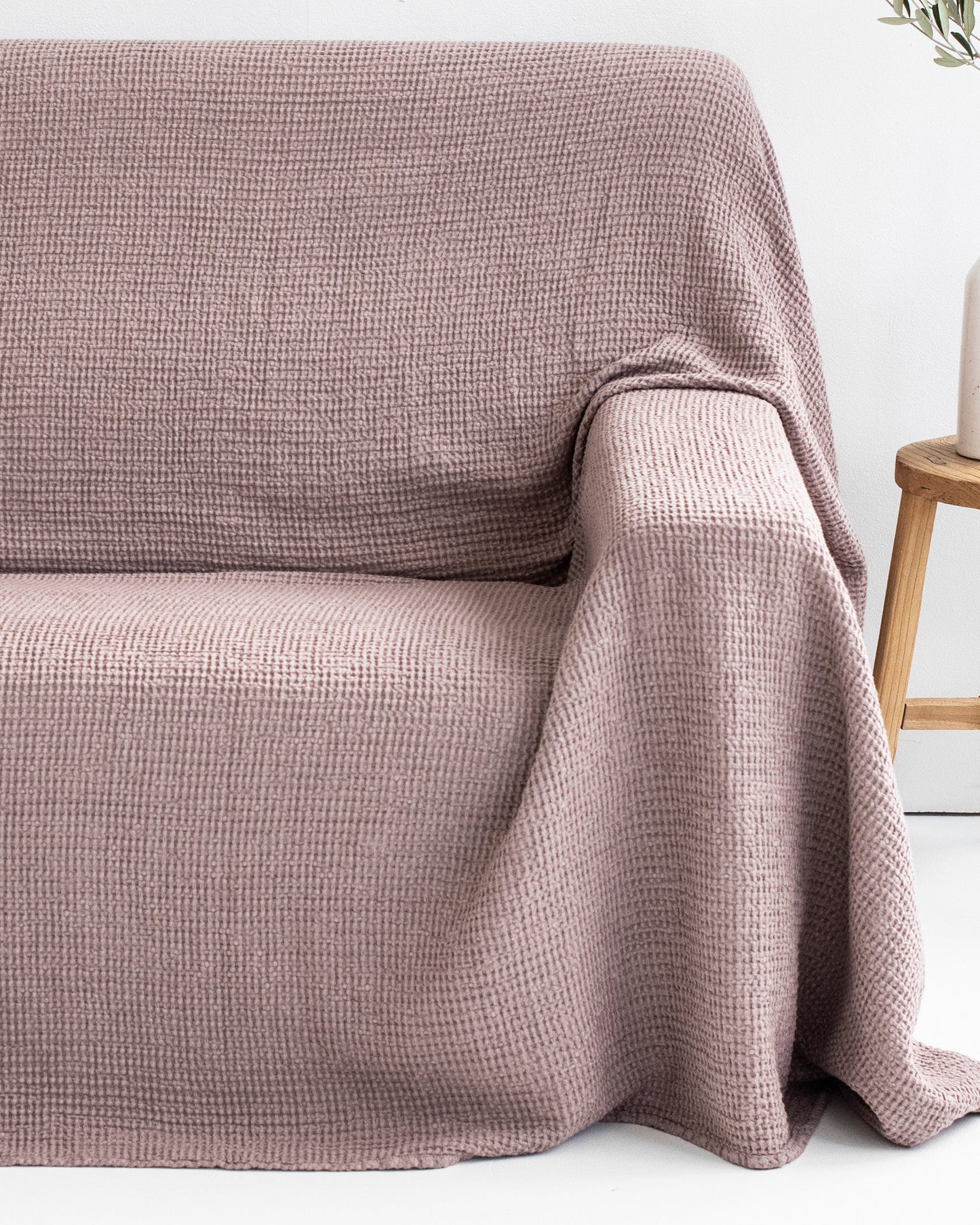Waffle linen couch cover in Woodrose